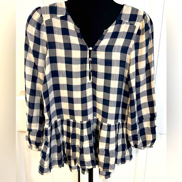 American Eagle Outfitters Tops - American Eagle ruffle bottom top